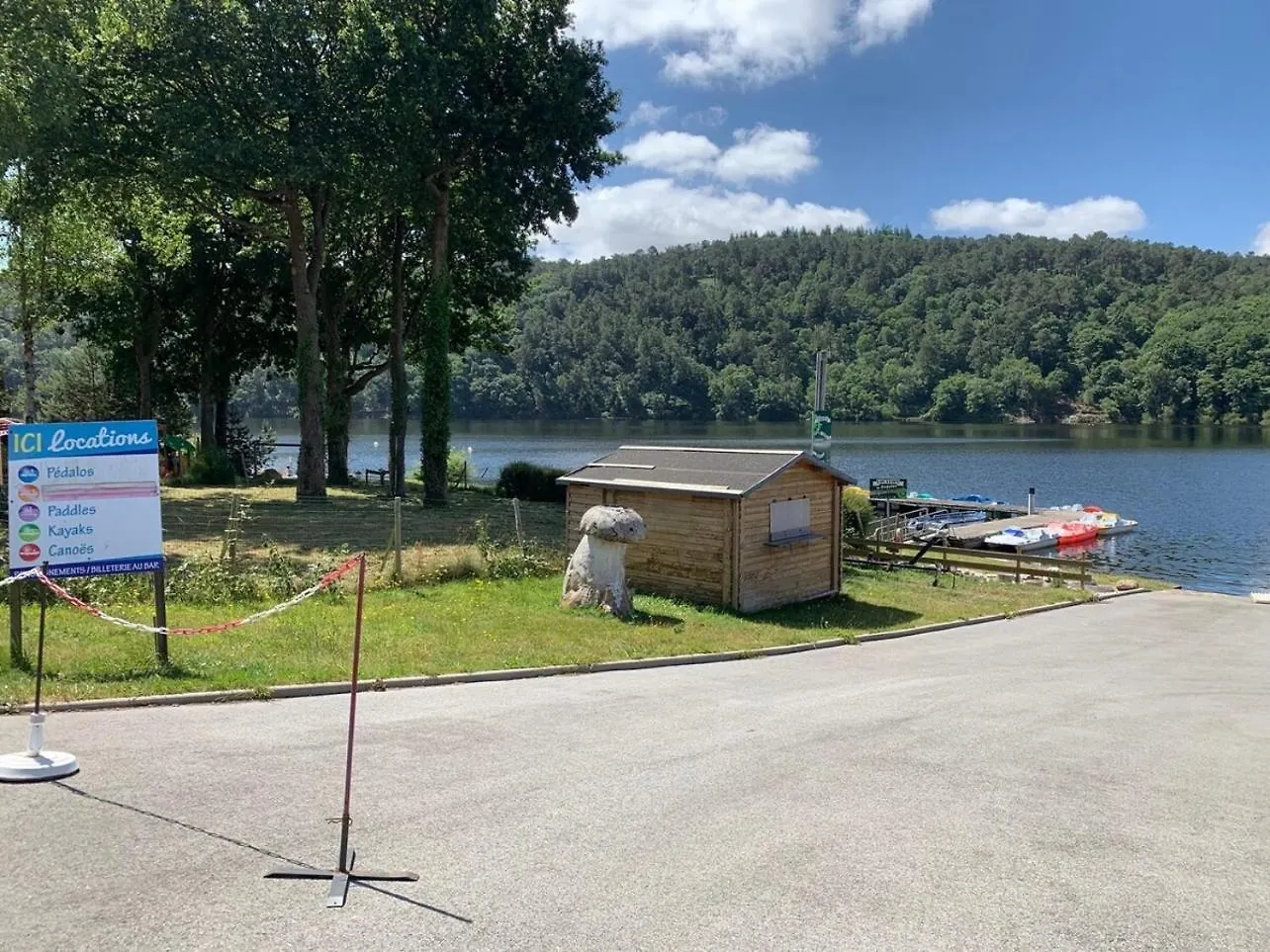 Lake Cottage, In A Small Village Caurel  Frankrig